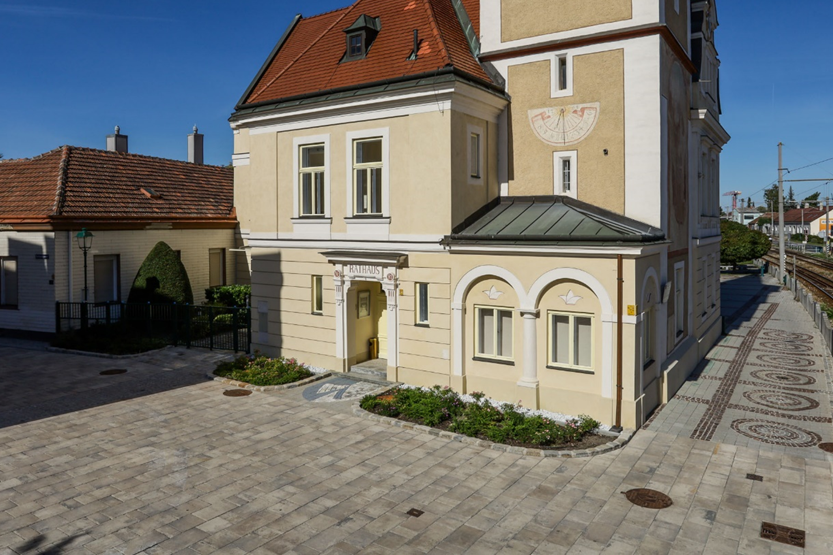 Rathausgasse und Vorplatz Altes Rathaus Wiener Neudorf